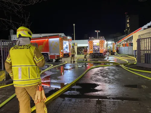 Ein Feuerwehrmann und Feuerwehrautos